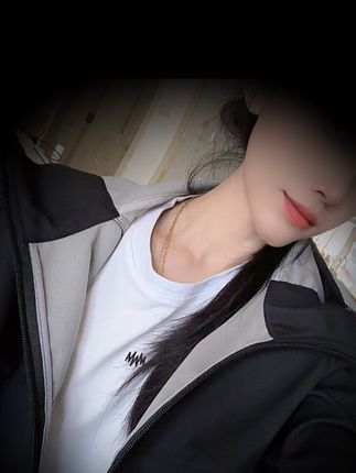 强烈推荐,不到一张票子的冲锋衣,这件软壳冲锋衣真的太帅了!轻薄又保暖,防风还防水,简直就是秋冬必备单品。而且它还是百搭的连帽设计,不管是搭配卫衣还是棉服都很合适,穿上它去爬山简直太酷了!#穿搭穿搭 #原创视频 男女同款