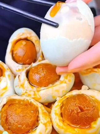 流油海鸭蛋,浓香四溢,老人小孩都喜欢吃#海鸭蛋#美食#早餐吃什么