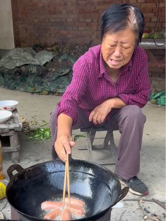 一大早公公控诉婆婆不给他炸肠吃😂#烤肠
