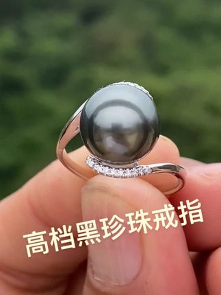 深海奇珍,钻石环拥,绽现优雅锋芒。举手间,奢华与神秘共舞,定格独一无二的你。#黑珍珠戒指 #大溪地黑珍珠戒指 #钻石戒指 #海水珍珠戒指 #中秋节礼物送妈妈