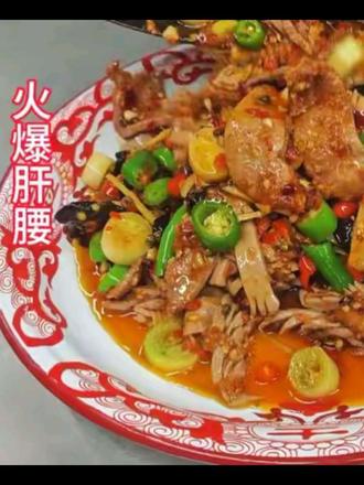 “火中取宝,15秒出菜”:强调猛火快炒的极致锅气,突出“烟火香气直往鼻子里钻”的现场感。
“猛火快炒,锅气十足”:直接点出川菜精髓,配合“滋滋作响”的画面,瞬间勾起食欲。
#自贡盐帮菜 #壹盐酒鼎盐帮江湖菜