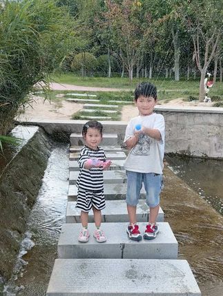 一支水枪带来的快乐~,别的小朋友有的,咱也要有!,真的太快乐啦#孩子的快乐很简单 #爱玩水的小朋友 #宝宝水枪 #烟花水枪