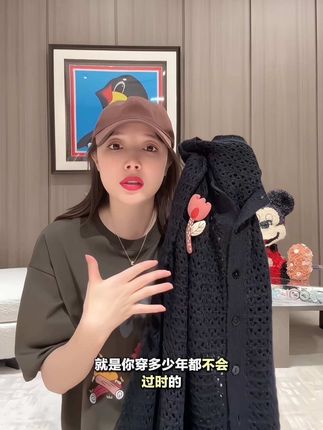 巨显瘦洋气的羊毛小开衫,早秋新款秋秋也给炸了,还有这么宠粉的吗😊手速准备好来抢早秋的大羊毛吧!#强烈推荐 #潮牌穿搭 #时尚单品 #小众设计感 #百搭显瘦