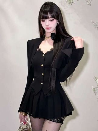 千金感气质黑色蕾丝吊带上衣外套蓬蓬裙女装2025秋冬新款辣妹套装#时尚穿搭 #显瘦休闲套装#洋气减龄穿搭推荐