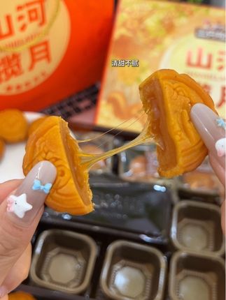 今年中秋月饼别再买杂牌五仁豆沙的了!三只松鼠的奶黄流心月饼礼盒!好吃又划算!送人自己吃都很合适! 关键还是低糖的!#月饼礼盒 #三只松鼠#奶黄流心月饼#太好吃了