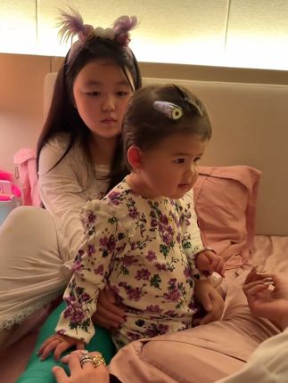 终于见到了刚做完手术的大女儿,当我回来的时候她打着石膏还坐在床上学习,妈妈回来晚了,但是妈妈没有一天不在担心她,妹妹也想姐姐了,我们再也不分开。@混血小公主Kylie @盈公主塑身提臀收腹裤❤️每天下午一点直播 #盈公主和ADI#盈公主和ADI的混血儿#混血小公主Kylie