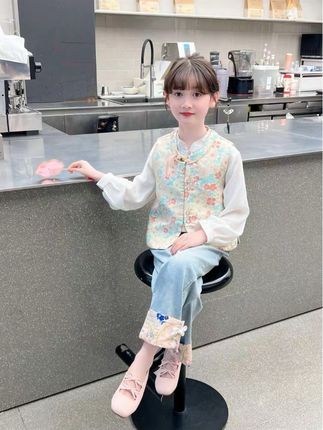 家里有小公主的一定要给她买这套衣服,穿上它简直太漂亮了!这套女童中国风套装非常适合小女孩穿,它是春季新款,整体是汉服的风格,带有浓浓的国风味道,属于时髦的汉服款式,不管是参加派对还是日常出门都很合适,喜欢就赶紧安排吧!点击下方链接就能入手哦!#高品质童装 #小女孩时尚套装 #甜美穿搭 #生女儿就要这样穿 #小清新穿搭