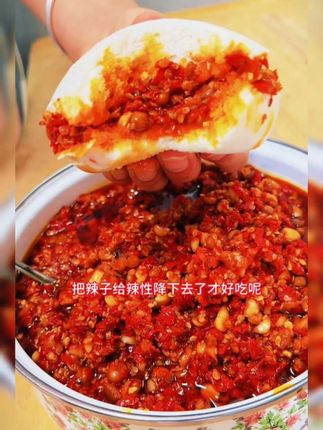 热馍馍蘸一口,红油裹着麦香,瞬间梦回蹲在灶台边偷舔勺子的小时候。配米饭、夹馍、拌凉菜,空口都能嗦半碗。甘肃手工辣酱,拌面条香到舔碗,夹馒头一口沦陷,连炒土豆丝放一勺都能封神。妈妈再也不担心我外卖吃不下饭,一罐顶半个厨子。 甘肃甘谷400年历史的老品种辣椒,加核桃花生碎熬制,辣味刚散开,坚果香就涌上来。配啥都好吃,直接把干饭魂勾出来了!#辣椒酱 #甘肃辣椒酱