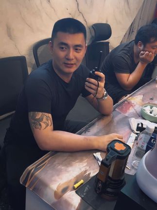 果然到了一定的年纪,你会释怀所有的人和事,即使满身风雨,也会微笑着走下去