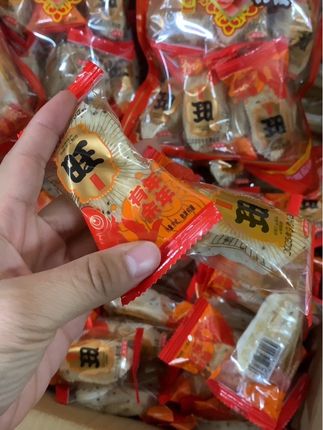#闽南小吃 闽南古早味手工米糕,半甜咸口味,喷了花生芝麻很香,吃起来咸香咸香的#地方特色美食 #味道好极了 #传统美食