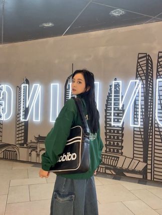 复古潮力觉醒,Adidas 型格自成一派 Adidas 带你解锁秋日潮人密码! 复古风翻领夹克,一抹浓郁墨绿点亮街头,标志性 Logo 彰显品牌基因,宽松廓形适配各种身形,既能飒爽出街,又能轻松打造随性腔调;#ootd穿搭 #今天穿什么