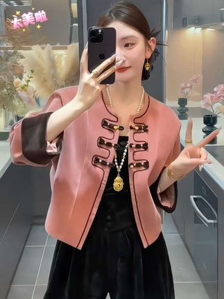 喜欢穿新中式的姐妹们看过来了!这套衣服简直太美了,它是一件新中式的设计,上身特别好看,穿上后立马显气质,而且它的版型设计的很巧妙,能完美修饰身材曲线,无论是日常出门还是参加重要场合都很合适。如果你也想要这样一套衣服的话,那就快来下单吧!#国风新时尚 #优雅气质 #通勤搭配 #百搭显瘦 #新中式穿搭