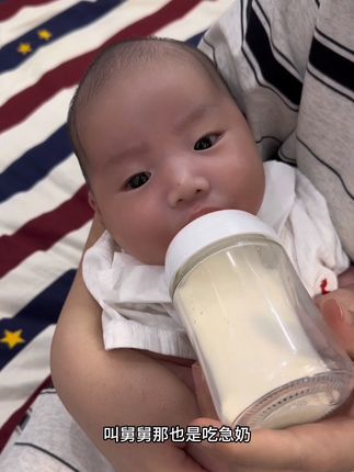 小周周满月了,小高去请姐姐和大外甥回家,小宝宝不仅长胖了而且又白又可爱