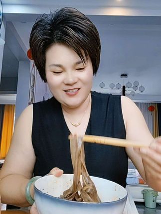 劲道爽滑的荞麦面皮这一口滑溜溜进嘴,嚼着带点韧劲儿,麦香混着料汁儿往舌尖钻,太好吃了#荞麦面皮#劲道爽滑#有嚼劲#美食