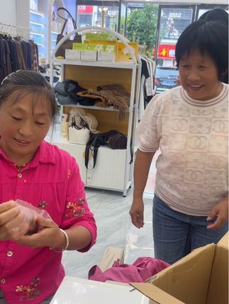 今天店里来了贵客,我大姑和小姑来看我啦!小小心意一人一件衣服,穿了发财…#红豆面包 #软糯香甜 #早餐