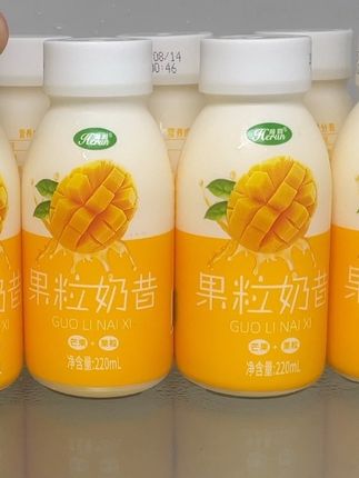 天呐,我大概是第一个把这款芒果奶昔盘到这么实惠价格的博主吧!左下角下单能拿到十瓶,快看看它的价格多诱人。甄选的是优质生牛乳,里面真真切切添加了芒果果粒,一口喝下去,口感酸酸甜甜的,果粒QQ弹弹的,特别好喝,比外面那些卖大几十一杯的强太多了!爱喝奶昔的姐妹可千万要抓住机会。#夏日特饮 #网红饮料 #水果茶 #夏天冰饮 #饮品