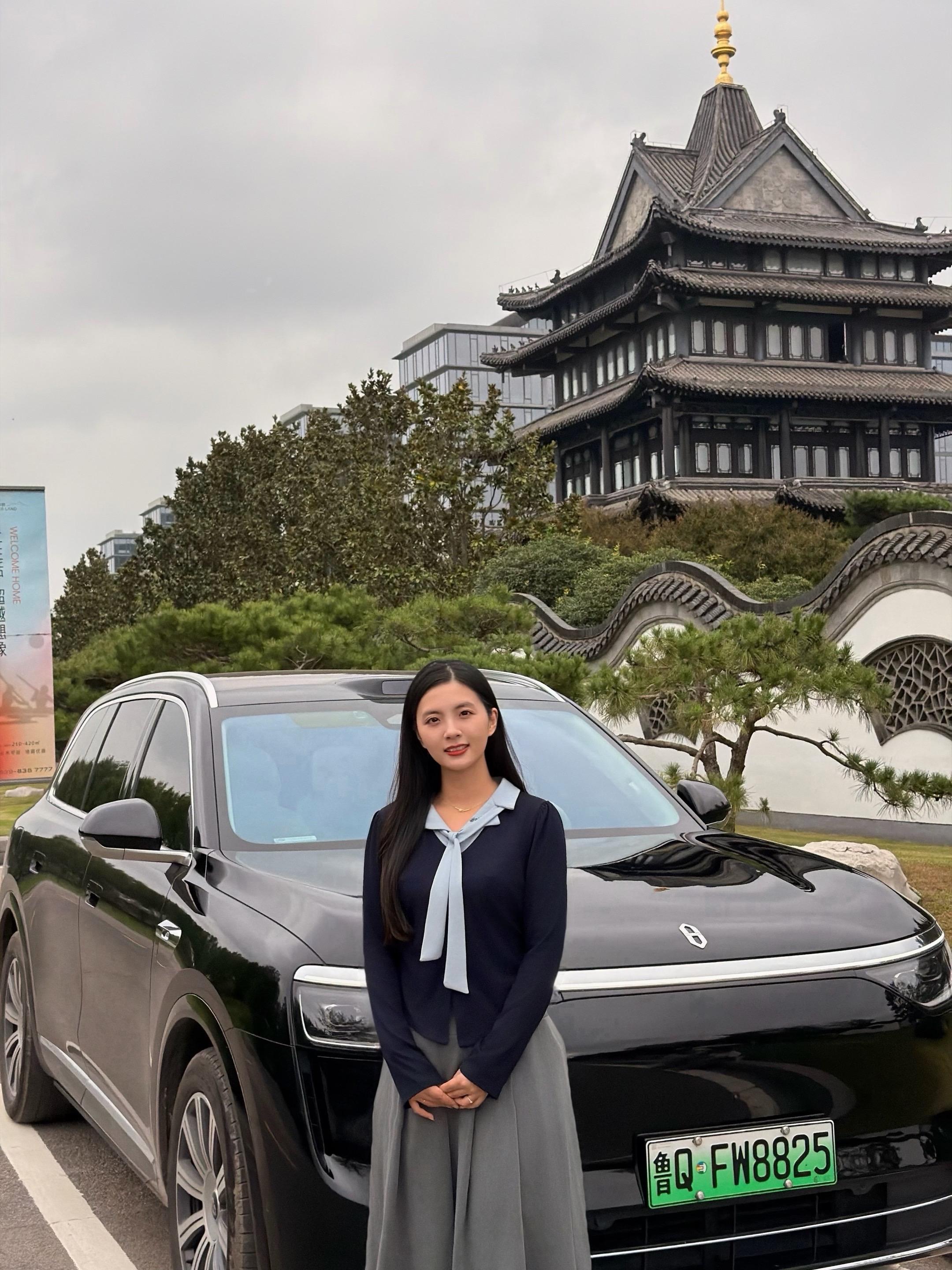 问界M8女车主🚗。今年的安全感,是问界给的!愿每个喜欢问界M8的人,都能开着它,把日常的每段奔赴都过成心之所向~#十一我们界么玩 #问界汽车 #智享车生活 #问界M8全能车王