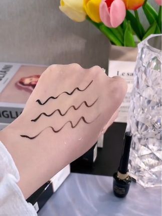 新手化妆的姐妹们、不会画眼线的可以尝试一下这款眼线液,好画不易晕妆,快跟闺蜜一起安排同款吧!#平价彩妆 #平价好物 #美妆 #眼线液@DOU+上热门 @DOU+小助手