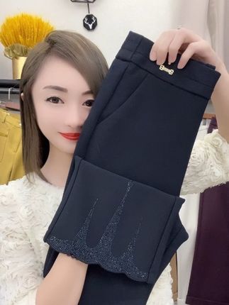 秋款钻石棉时尚微喇裤,面料柔软亲肤高弹力,上身舒适度好。遮胯显瘦又百搭,抗洗抗穿不变形,有垂度质感好。90-180斤可穿,想变美的姐姐们看过来~#精选优质面料柔软舒适亲肤透气 #高品质女裤#显瘦穿搭#秋冬穿搭 #显高显瘦显腿长