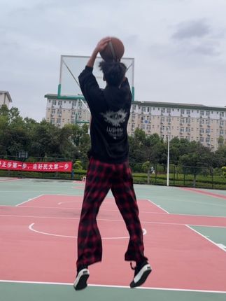这世界太多人沉默 差不多的结果去概括#lushisi慧晴卫衣#zlayco格子裤#matnut帆布鞋