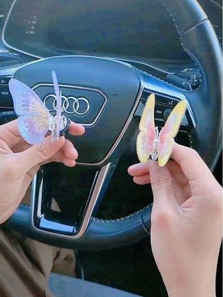 车里放一只会飞的蝴蝶,真的太治愈了!它会随着车辆的震动而翩翩起舞,让你的爱车瞬间充满生机与活力。这只蝴蝶寓意着自由、洒脱与蜕变,非常适合送给经常开车的朋友,无论是自己收藏还是送人都是不错的选择。赶紧点击下方链接,给你的爱车增添一抹灵动之美吧!