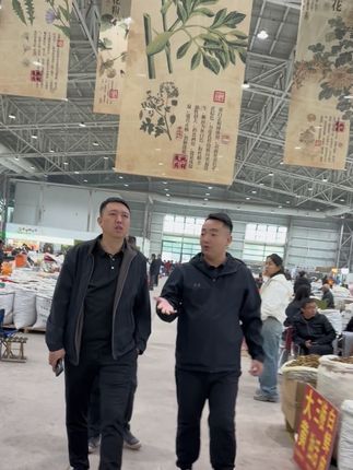 圈子不是人脉,是磁场。你靠近什么人,就会成为什么人,最终拥有什么样的人生。欢迎海哥来安国#原创视频 #vlog日常 #朋友 #正能量 #中药材
