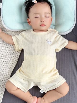 天气越来越炎热了,最小码才9块9给女儿薅了套纯棉的小套装,婴幼儿A类100纯棉的,无荧光无甲醛,新生儿也放心穿,整个面料非常轻薄柔软,夏天穿着吸汗又透气,男宝女宝的颜色都有,妈妈们闭眼冲 #轻薄透气 #高品质童装 #婴幼儿服饰 #宝宝衣服 #母婴好物