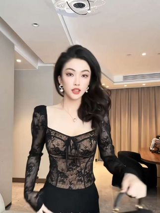 #被秋日氛围感穿搭拿捏了 #辣妹穿搭 #夏末初秋过渡也要穿得有巧思#