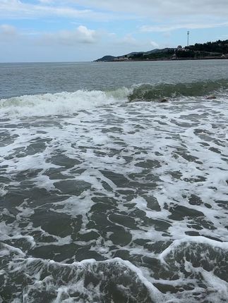 海浪治愈的声音#飘逸的长发 #面朝大海 #海边的风 #带你去看海