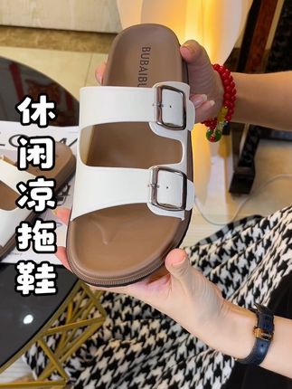 简约百搭的穿着轻便还舒服,外出能穿,轻便 舒适,十来块钱的价格整上两双夏天换着穿#时尚百搭#谁穿谁好看#百搭神器#好穿不累脚时尚百搭#实惠