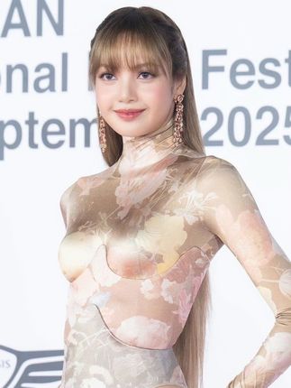 Lisa亮相国际釜山电影节红毯#红毯造型 #lisa#釜山国际电影节