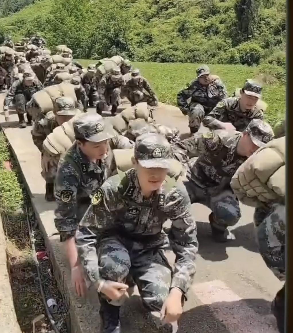 这就是军人,有人说军人有什么了起的,是的军人没什么了不起的,但我想说的是,军人也是人,军人也有父母孝顺,还有的军人他们儿女要养……