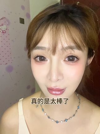 5分钟韩女水光肌❗️多睡半小时也能美美出门! 曾经,上班素颜对我来说简直是天方夜谭。为了美美的妆容,我每天都得提前一小时爬起来,仔仔细细地化个全妆。可这化妆的过程,既耗时又费力,化完之后,脸上还显得脏兮兮的。特别是夏天,稍微出点汗,没几个小时妆就花得不成样子了。 再瞧瞧现在,我只需 5 分钟,就能轻松搞定妆容。看看这极简透明妆,是不是瞬间就有了高级干净的感觉?而且这妆面一整天都能保持清爽透亮呢!#美妆分享 #自用好物分享 #平价彩妆分享 #潮盛雅粉底棒 #快速出门妆