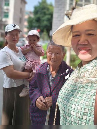 别人比中秋团圆、比国庆热闹,我只比一件事:我妈93岁了,今天生日!刚陪她吃完生日蛋糕就往自己家赶,路上堵车时,望着窗外的圆月,心里满是凄凉和遗憾,要是此刻能坐在她身边,陪她一起看这轮月亮该多好啊。白天的陪伴再开心,分开后还是止不住思念,只愿我的老妈平安快乐,等我回家!