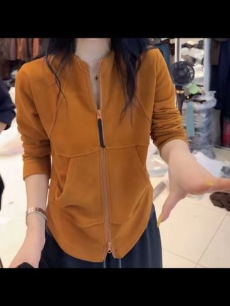 #洋气减龄 #百搭上衣太好看了人手必备一件 #早秋穿搭三分钟出门不是梦 #谁穿谁好看 #休闲减龄穿搭