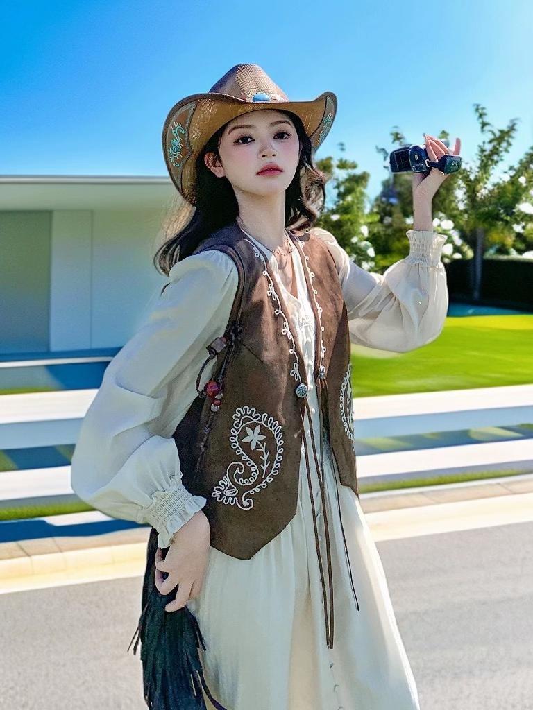 刺绣马甲连衣裙套装。秋冬穿啥?这套时尚套装帮你解决难题!#秋季穿搭 #显瘦穿搭 #套装显瘦穿搭 #慵懒风穿搭 #被秋日氛围感穿搭拿捏了
