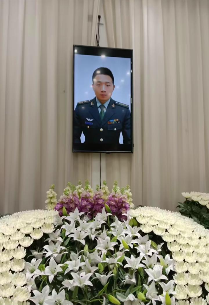 安徽籍现役军人邵瑞:1991年出生,生前为现役上尉军官,常年驻守西藏雪域高原,曾参与2020年中印边境对峙任务。2025年9月2日,他在休假期间途经异乡时,突遇暴雨导致河水暴涨,听到群众呼救后,毫不犹豫下水营救,最终因体力不支不幸溺亡,年仅34岁。此时距离他新婚尚不足一年,且无子女。