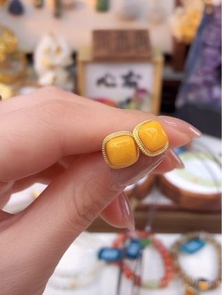 #超美 #蜜蜡耳钉#秋冬美拉德#贵气感#银耳钉