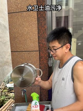 家里厨房打扫得干净就靠它了,真的特别好洗,一喷就干净,家里厨房用的也干净卫生,洗干净看起来也舒服#清洁神器 #厨房好物 #去污神器