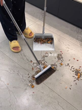 终于找到了一款不贵还特别好用的扫把套装了!它这个是加长的手柄,而且还可以随意调节角度,像咱们平时够不到的地方都可以轻松打扫到。它的刷毛特别浓密,扫起来也很轻便,就连细小的灰尘都能扫得很干净。用完之后直接这样折叠收纳非常方便#家庭必备 #家居清洁 #扫把