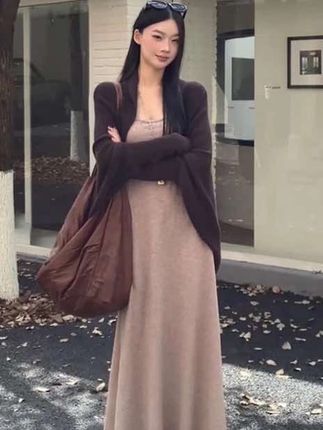 姐妹们,这个灰色的毛衣真的太好看了!它是那种高级灰,不是雾霾灰,上身特别显气质。而且它一点都不挑人#休闲穿搭 #高级感穿搭 #穿搭穿搭 #我的ootd穿搭 #牛仔裙半身女