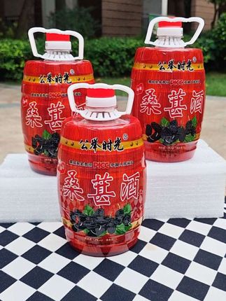 家人们,就是这款桑葚酒!我回购过无数次了!厂家终于来活动了,到手一桶是2斤装,传统工艺精心酿制而成,入口瞬间是微微的清甜,香味浓厚,选用优质桑葚鲜果发酵而成,12度的微醺恰到好处,平时用来招待亲朋好友或者是自饮,这款桑葚酒绝对是餐桌上的亮点。加点冰块,那口感简直更绝了,喜欢的朋友不要错过了! #桑葚酒 #好喝不贵 #果酒 #超便宜超划算 #口感特别好