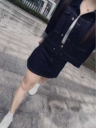 不要在别人的眼里找快乐,更不要在别人的嘴里找尊严。生活不仅需要勇气,更需要霸气。花时间塑造自己比迎合别人有用。时间不一定能证明什么东西,但一定可以让你看透很多东西。#休闲减龄穿搭 #显瘦穿搭 #穿出自己的风格 #穿搭vlog