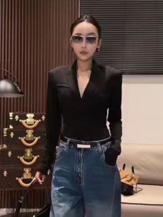 穿上这件西装,你就是秋日街头最飒的风景! 秋冬穿啥?这款修身显瘦、质感十足的外套帮你解决难题!#显瘦穿搭#高级感穿搭#通勤搭配#西装#早秋通勤出游穿搭一起拿捏