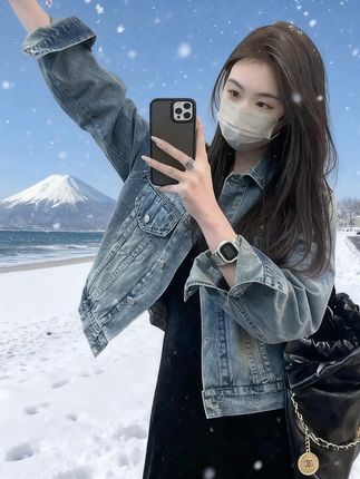 雪景与牛仔的完美碰撞!这件外套真的太适合旅行了,随便一拍都是大片感。富士山下,牛仔穿搭的酷感和浪漫并存。✨🧥 #胶片雪海富士 #牛仔穿搭