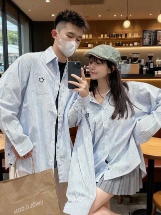 救命!淡蓝色条纹情侣衬衫也太会了吧!韩系氛围感直接焊在身上~ 清新的淡蓝色条纹自带干净滤镜,男生穿是清爽少年感,女生穿是温柔松弛感,适配各种身材,藏肉又显瘦。领口的笑脸刺绣是点睛之笔,不夸张却超有设计感,瞬间打破基础款的单调,细节里全是小心机。 面料柔软透气,秋天单穿刚好,冬天叠穿打底也超合适。无论是约会出街,还是日常通勤,和对象一起穿,低调又默契,高级感直接拉满,走在路上都忍不住被多看两眼! 别再纠结情侣装怎么选,这套闭眼入就对了,一起解锁韩系情侣的甜蜜日常~ #情侣装 #韩系穿搭 #淡蓝色条纹衬衫 #笑脸刺绣衬衣 #高级感穿搭