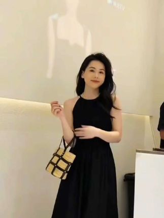 姐妹们,这条裙子真的绝了!穿上它之后,我发现我衣柜里所有的衣服都变得黯然失色了。它的版型超级好看,而且特别显瘦遮肉,不管你是腰粗还是胯宽,都能轻松驾驭,简直美炸了!#气质穿搭 #减龄小个子上衣#高级感穿搭 #