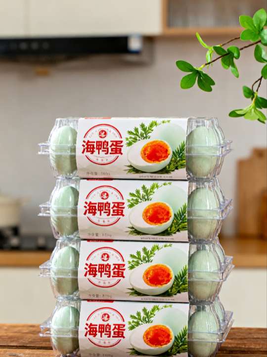 流油的烤海鸭蛋,每一颗都是精挑的新鲜土鸭蛋,用老辈传下的盐渍慢腌法,全程零添加。敲开壳的瞬间,金黄油花直接冒出来,蛋白咸淡刚好,嚼着不发柴;红心蛋黄更是绝,沙沙的口感像裹了层咸香奶油,咽下去后,嘴里还留着淡淡的蛋香#咸鸭蛋#流油海鸭蛋 #分享家乡特产 #中秋活动开始了#强烈推荐