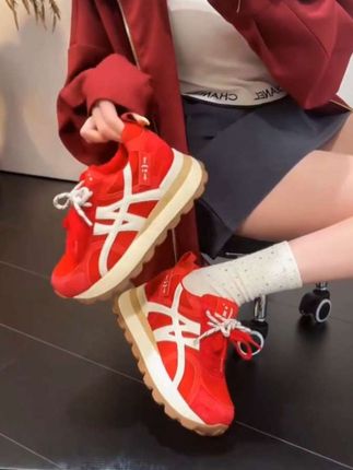 这双达芙妮松糕运动鞋也太吸睛了吧!🔥红色配白色,复古又潮流,增高效果绝了!穿上秒变大长腿,日常出街优选!#达芙妮 #运动鞋种草