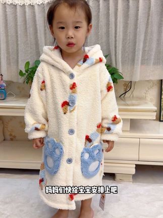 天呐!这套女童睡袍也太萌了吧!软乎乎的珊瑚绒 ,穿上像被云朵包裹住~可爱的小熊耳朵、爪爪口袋,可爱到犯规!孩子穿上都不想脱,保暖又舒服,晚上睡觉再也不怕着凉啦家里有小公主的赶紧入,让娃变身萌系小宝贝,睡觉都能甜到梦里头别犹豫,现在就给娃安排上,暖心又治愈~#儿童居家服 #宝宝睡衣 #儿童睡衣 #儿童家居服#睡袍